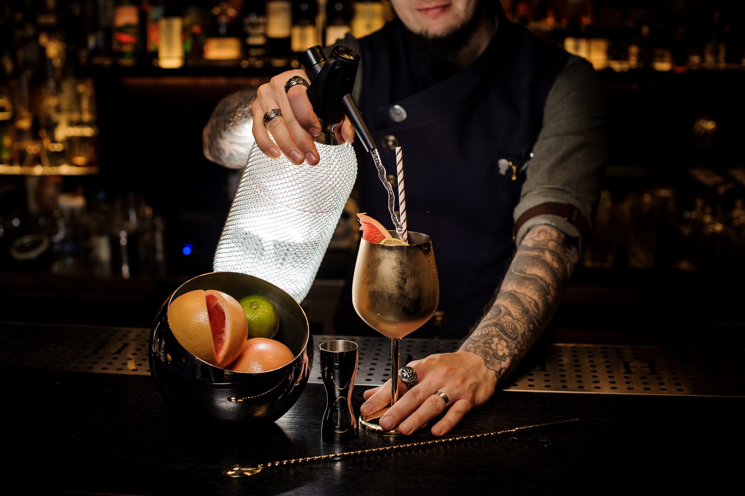 Ein Bartender macht einen Cocktail